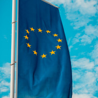 Bild zeigt eine wehende EU-Flagge. Photo by Christian Wiediger on Unsplash