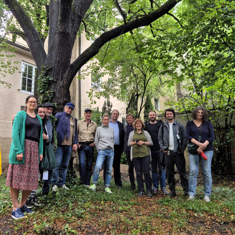 Ortstermin vor der alten Linde: Sebastian Roloff, MdB (6. von rechts), Philip Fickel (3. v. rechts), Christine Depta (rechts) und Louisa Pehle (links) mit Nachbar:innen und Bewohner:innen der Lindenschmitstr. 25 (Foto: Privat)
